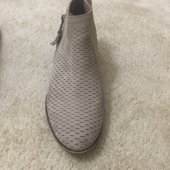 Lucky Brand Brielley Leather Bootie Ankle Boots Perforated Stacked Block Heel 9M - Picture 13 of 14